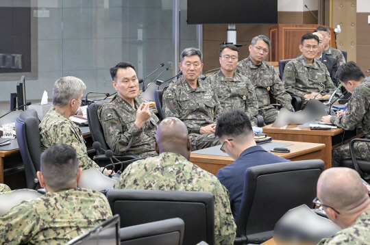 김명수(뒷줄 왼쪽 두번째) 합참의장이 18일 부산 해군작전사령부 지휘통제실에서 방한중인 쾨일러(뒷줄 왼쪽 첫번째) 미 태평양함대사령관, 최성혁(뒷줄 왼쪽 세번째) 해군작전사령관 등 주요 직위자들과 함께 한미연합방위태세 강화 방안에 대해 논의하고 "적이 도발한다면 처절히 응징헤 도발이 헛된 망상이라는 점을 반드시 각인시킬 것"을 지시했다. 합참 제공