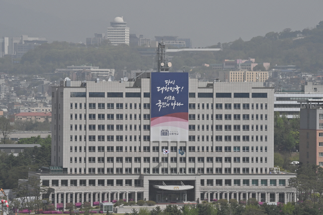 차기 국무총리와 대통령 비서실장 등 인선을 놓고 대통령실이 혼선을 거듭하고 있는 모습이 황사로 뒤덮여 흐릿한 날씨와 유사하다. 사진은 18일 오전 서울 용산구 이촌동에서 바라본 대통령실 청사의 모습. 백동현 기자