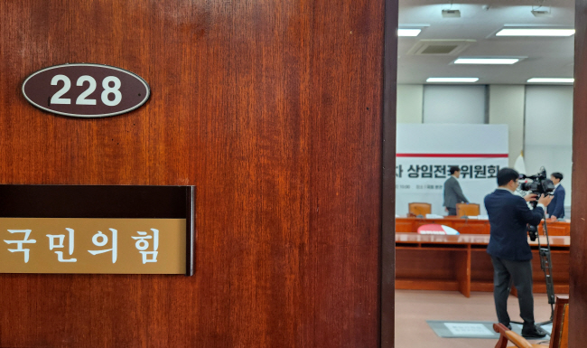 18일 오전 국회 국민의힘 당대표회의실에서 당 관계자들이 국민의힘과 위성정당인 국민의미래 합당 절차를 승인하는 상임전국위원회를 준비하고 있다. 곽성호 기자