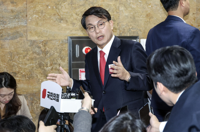 윤상현 국민의힘 의원이 지난 16일 국회에서 열린 국민의힘과 국민의미래 당선자 총회를 마친 뒤 취재진의 질문에 답하고 있다.  연합뉴스