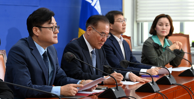 홍익표(왼쪽) 더불어민주당 원내대표가 18일 오전 국회에서 열린 정책조정회의에 참석해 모두 발언을 하고 있다.    곽성호 기자