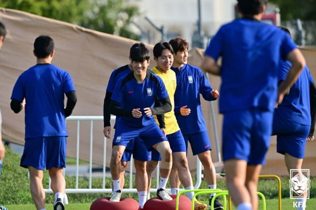 U-23 축구대표팀 선수들이 18일(한국시간) 카타르 도하의 알레르살 훈련장에서 환하게 웃으며 회복 훈련을 소화하고 있다.  대한축구협회 제공