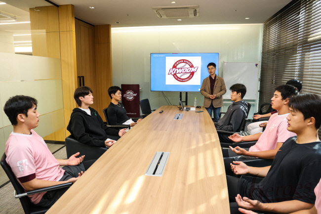 프로야구 키움 선수들이 지난 16일 고척스카이돔에서 열린 KT와의 KBO리그 홈경기를 앞두고 명상 프로그램에 참여하고 있다.  키움 제공