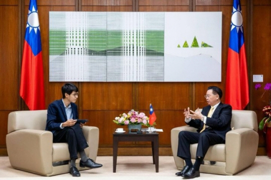 우자오셰 대만 외교부장이 독일 슈피겔과 인터뷰하는 모습.대만 외교부 홈페이지 캡쳐