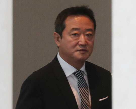 이웅열 코오롱그룹 명예회장이 지난 2022년 7월 6일 서울 강남구 그랜드 인터컨티넨탈 서울 파르나스에서 열린 아들 이규호 코오롱글로벌 자동차부문 부사장의 결혼식에 참석하고 있다. 뉴시스