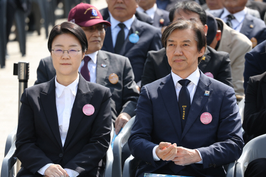 조국(오른쪽) 조국혁신당 대표가 19일 오전 서울 강북구 국립 4·19민주묘지에서 열린 제64주년 4·19 혁명 기념식에 참석해 있다. 연합뉴스