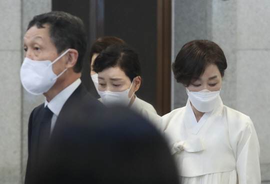 지난 2022년 5월 15일 서울 송파구 서울아산병원에서 열린 구자학 아워홈 회장 영결식에 구본성(왼쪽) 아워홈 전 부회장 등 유족들이 참석하고 있다. 뉴시스