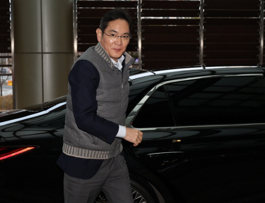 이재용 삼성전자 회장이 지난 2월 6일 아랍에미리트(UAE) 출장을 떠나기 위해 서울 강서구 서울김포비즈니스항공센터로 들어서고 있다. 연합뉴스