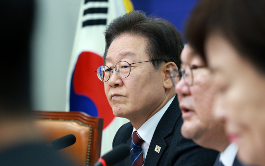 이재명 더불어민주당 대표가 17일 서울 여의도 국회에서 열린 민생경제위기대책위원회 긴급 경제 상황 점검회의에서 김태년 위원장의 발언을 듣고 있다. 뉴시스