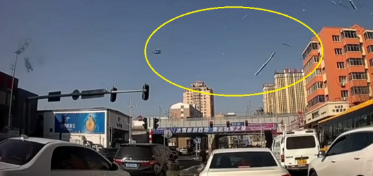 목격자들이 촬영해 소셜미디어(SNS)에 올린 영상엔 사고로 깨진 유리와 부서진 가재도구의 잔해들이 우박처럼 거리로 쏟아져 내리는 장면이 담겼다. 뉴시스(@docnhanh)