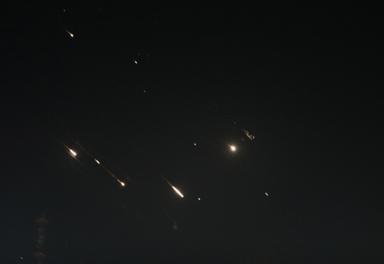 예루살렘 상공에서 14일 새벽 이스라엘에 대한 이란의 드론 및 미사일 공격을 요격하기 위해 발사된 이스라엘 아이언돔 미사일 방어시스템에 의한 불꽃들이 목격되고 있다. 신화 뉴시스