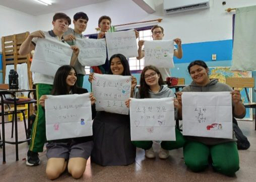 파라과이 현지 한국어 채택 중등학교에서 문화 활동에 참여한 학생들의 모습. 교육부 제공