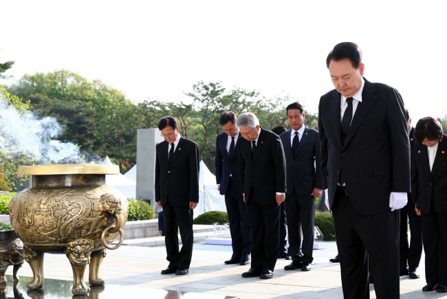 윤석열 대통령이 제64주년 4·19혁명 기념일인 19일 오전 서울 강북구 국립4·19민주묘지 기념탑에서 묵념하고 있다. 연합뉴스