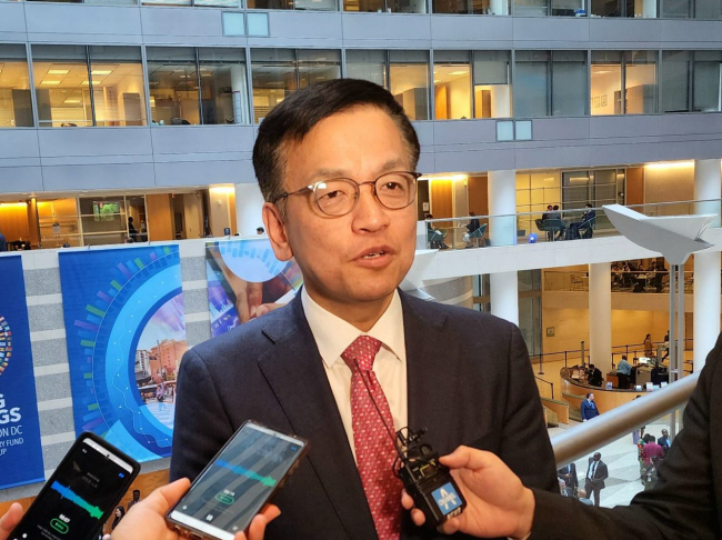 국제통화기금(IMF)·세계은행(WB) 총회 참석차 미국을 방문 중인 최상목 부총리 겸 기획재정부 장관이 18일 워싱턴DC의 IMF 본부에서 한국 특파원들과 만나 환율 등 현안에 대해 답변하고 있다.  연합뉴스