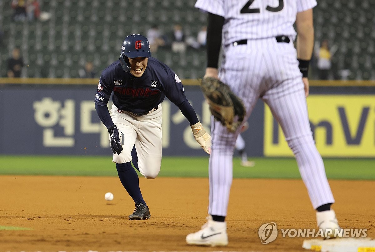 16일 서울 잠실야구장에서 열린 프로야구 롯데-LG 경기에서 7회 초 무사 주자 1루 상황 롯데 김민성의 중견수 플라이 아웃때 1루 주자 황성빈이 2루로 뛰어갔다 다시 돌아오고 있다.
