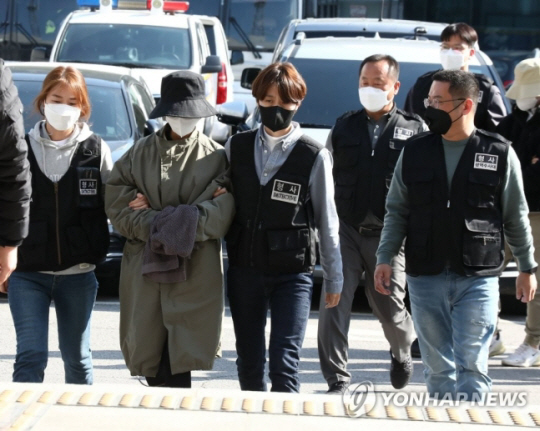 8억대 사망 보험금을 노리고 남편을 숨지게 한 혐의로 공개수배된 이은해씨가 지난 2022년 4월 고양경찰서로 압송되고 있는 모습. 문화일보 자료사진