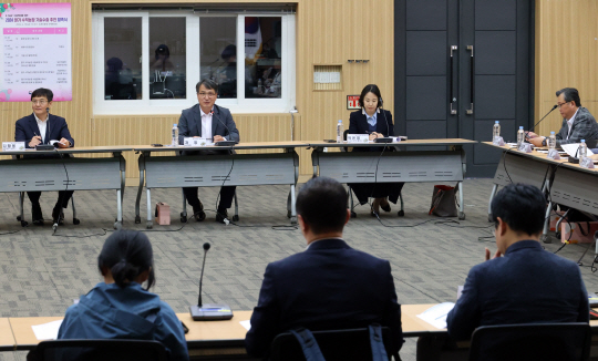 지난 19일 서효원(왼쪽두번째) 농촌진흥청 차장이 본청 국제회의장에서 중앙·지방 농촌진흥기관 관계관과 수직농장 수출기업 등이 참석한 가운데 ‘딸기 수직농장 기술수출 추진단’을 발족한 후 간담회를 갖고 있다.(농진청 제공)