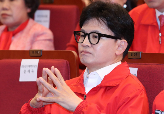 한동훈 전 국민의힘 비상대책위원장이 지난 10일 오후 서울 여의도 국회도서관에 마련된 개표상황실에서 출구조사 결과 발표를 시청하고 있다. 뉴시스