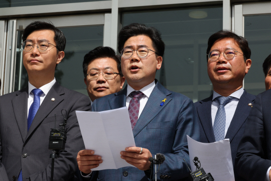 박찬대(가운데) 더불어민주당 최고위원과 당내 의원들이 지난 18일 오전 경기도 수원시 영통구 수원지방검찰청 앞에서 쌍방울 대북 송금 진술조작 의혹과 관련한 항의 방문에 앞서 수원지방검찰청을 규탄하는 기자회견을 하고 있다. 뉴시스