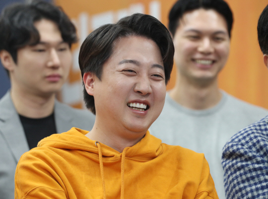 제22대 국회의원선거 화성을에서 당선된 이준석 개혁신당 대표가 지난 10일 오후 경기도 화성시 선거사무소에서 개표방송을 보고 있다. 연합뉴스