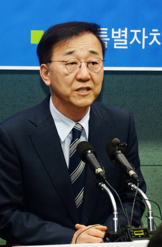 김윤덕 더불어민주당 신임 사무총장이 지난 11일 전북 전주시 전북특별자치도의회 기자회견장에서 열린 ‘더불어민주당 전북특별자치도당 당선인 합동 기자회견’에 참석해 인사말을 하고 있다. 뉴시스