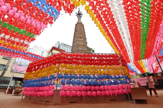 불기 2568년 부처님 오신 날(5월15일)을 앞둔 21일 서울 종로구 조계사에서 불자들이 오색연등 아래 탑돌이를 하고 있다. 문호남 기자