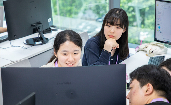 삼성청년SW아카데미(SSAFY) 교육생들이 협업 프로젝트를 하며 모니터를 보고 있다. 삼성전자 제공