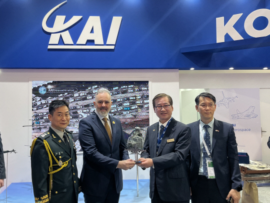 강구영 KAI 사장(오른쪽)이 KAI 부스를 찾은 이라크 국방위원과 기념사진을 촬영하고 있다. KAI 제공