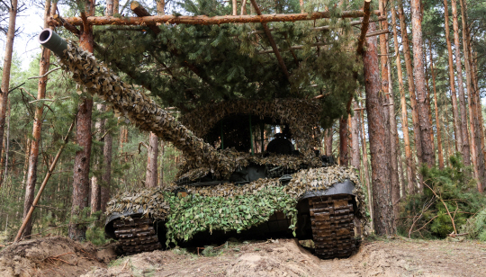 러시아군의 T-72B3 전차. 은폐물과 엄폐물로 덮여 있다. 타스 연합뉴스
