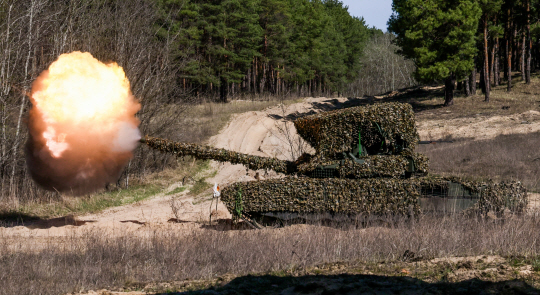 주포를 발사하고 있는 러시아군의 T-72B3 전차. 전차 위로 구조물을 덧대고 있다. 타스 연합뉴스