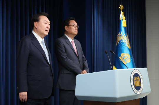 윤석열 대통령이 22일 오전 서울 용산 대통령실 청사에서 정진석 신임 비서실장을 소개하고 있다. 뉴시스