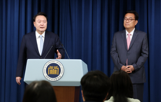 윤석열 대통령이 22일 오전 서울 용산 대통령실 청사에서 정진석 신임 비서실장을 소개하고 있다. 뉴시스