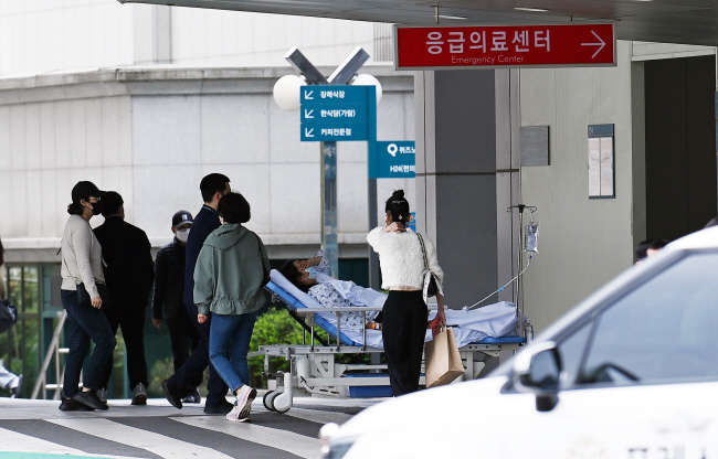 22일 오전 서울 송파구 서울아산병원 응급의료센터 앞에서 환자가 옮겨지고 있다. 윤성호 기자