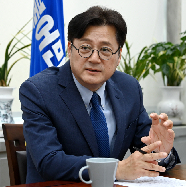 홍익표 더불어민주당 원내대표가 지난 19일 국회 민주당 원내대표실에서 문화일보와 인터뷰하고 있다. 곽성호 기자