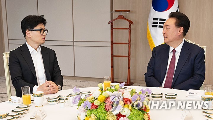 (서울=연합뉴스) 윤석열 대통령이 지난 1월 29일 서울 용산 대통령실 청사에서 국민의힘 한동훈 비상대책위원장, 윤재옥 원내대표 등과 오찬을 함께하며 대화하고 있다. 2024.1.29 [대통령실 제공. 재판매 및 DB 금지]