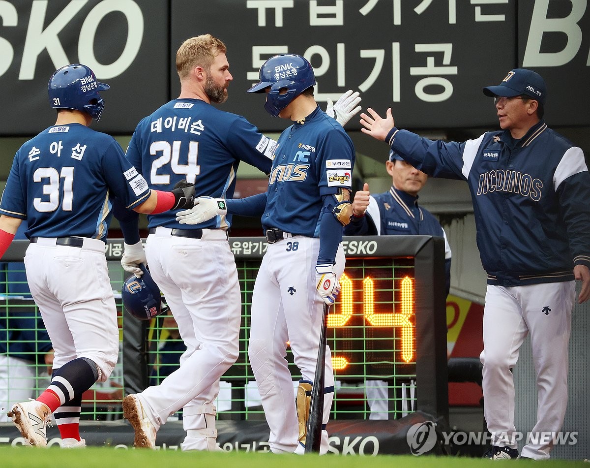 (광주=연합뉴스) 21일 광주기아챔피언스필드에서 열린 프로야구 NC 다이노스와 KIA 타이거즈의 경기. NC 4번 타자 데이비슨이 7회초 1사 1, 2루에서 우월 스리런홈런을 때리고 홈인하고 있다. 2024.4.21