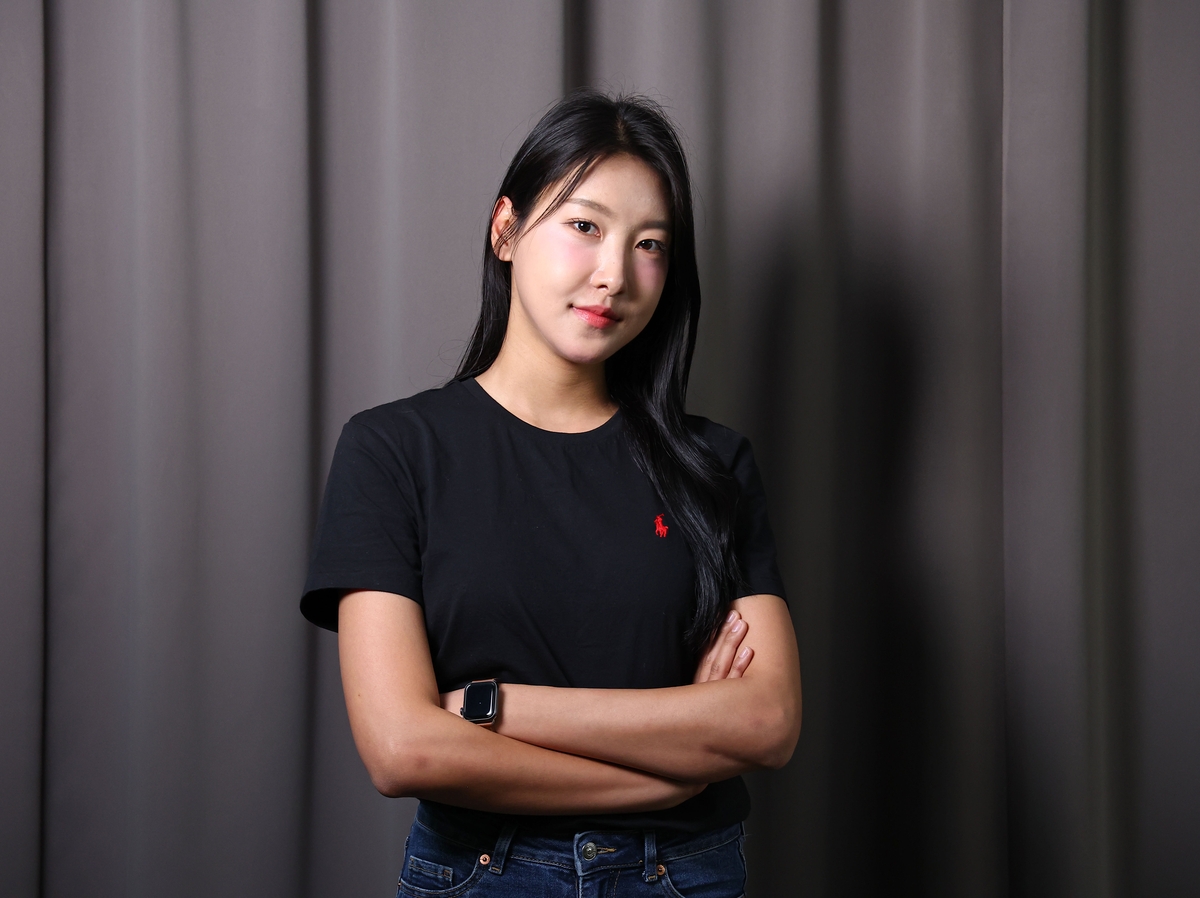 (서울=연합뉴스) 미스코리아 선, 특전사 복무, 카바디 국가대표 등의 경험을 토대로 에세이집 ‘순간을 산다’(봄빛서원)를 출간하는 우희준(30) 씨가 19일 서울 종로구 수송동 연합뉴스 사옥에서 인터뷰 중간에 포즈를 취하고 있다. 2024.4.22