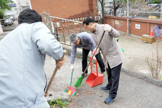 지난 22일 서울 성북구 돈암2동에서 진행된 ‘우리동네 주민자율 대청소’에는 이승로(맨 오른쪽) 성북구청장 등 주민 100여 명이 참석해 돈암2동 일대를 청소했다. 성북구청 제공