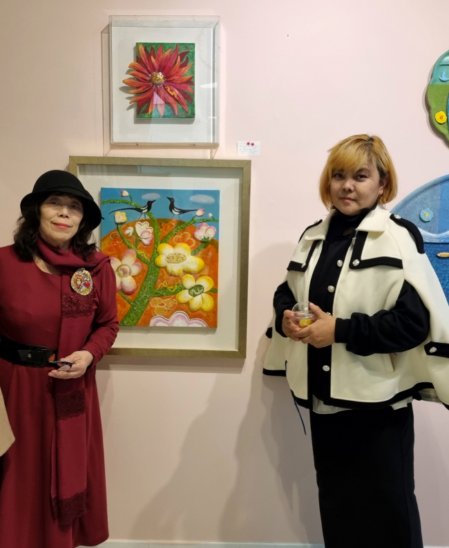 강리나(오른쪽) 작가가 지난 3월 개인전 때 권숙자 안젤리미술관 관장과 함께 포즈를 취했다. 안젤리미술관 제공