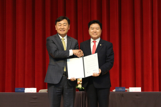 새만금개발청(청장 김경안)과 전북특별자치도(지사 김관영)은 23일 국립청소년농생명센터(전북 김제)에서 ‘새만금개발청과 전북특별자치도의 상호 협력과 소통 활성화를 위한 상생협약’을 체결했다. 새만금개발청 제공