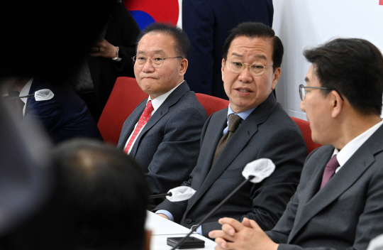 윤재옥(왼쪽부터) 국민의힘 원내대표 및 당대표 권한대행과 권영세 의원, 권성동 의원이 15일 오전 서울 여의도 국회에서 열린 4선 이상 국회의원 당선인 간담회에 참석해 있다. 뉴시스(공동취재)