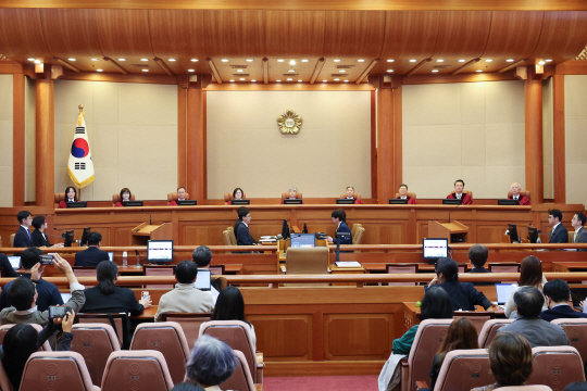 23일 오후 서울 종로구 헌법재판소 대심판정에서 공개변론이열리고 있다. 연합뉴스