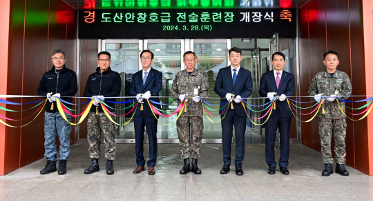 지난 3월 28일 열린 도산안창호급 전술훈련장 개장식. 박도현(왼쪽 세번째) 한화시스템 지휘통제사업부문 사업대표,  강정호(왼쪽 네번째) 해군 잠수함사령부 소장(잠수함사령관). 한화시스템 제공