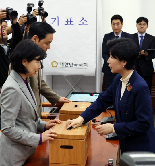 23일 국회 정무위원회에서 의원들이 가맹사업법·민주유공자법 본회의 직회부 가부 투표를 하고 있다. 연합뉴스