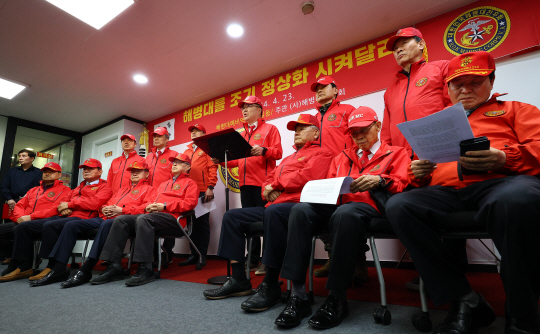 23일 오후 서울 서초구 해병대전우회 중앙회에서 이상훈 전우회 총재가 ‘해병대 채상병 순직 사건’의 조속한 조사를 촉구하며 기자회견을 하고 있다. 연합뉴스