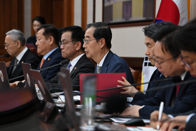 한덕수(오른쪽 네 번째) 국무총리가 23일 오전 서울 세종로 정부서울청사에서 국무회의를 주재하며 모두 발언을 하고 있다.  문호남 기자