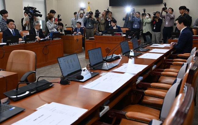 23일 오전 국회에서 열린 정무위 전체회의장 여당 자리가 더불어민주당의 민주유공자법 본회의 직회부 강행에 반발해 국민의힘 의원들이 불참하면서 비어 있다. 곽성호 기자
