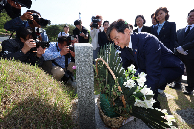 조국 조국혁신당 대표가 23일 오전 광주 북구 국립 5·18 민주묘지에서 윤상원 열사 묘소를 참배하고 있다.  연합뉴스