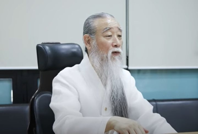 [서울=뉴시스] 역술인 천공(본명 이천공)이 “돈을 많이 벌어 빌딩을 사려는 사람은 의사를 하면 안 된다”고 의료계를 향해 쓴소리 했다. *재판매 및 DB 금지