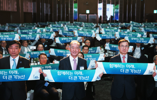 24일 오영교(가운데) 동반성장위원회 위원장이 동반성장 슬로건 응원 세레머니를 하고 있다. 동반위 제공